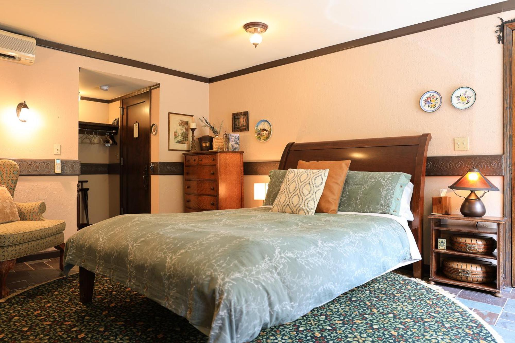 Deluxe Queen Room Fireplace